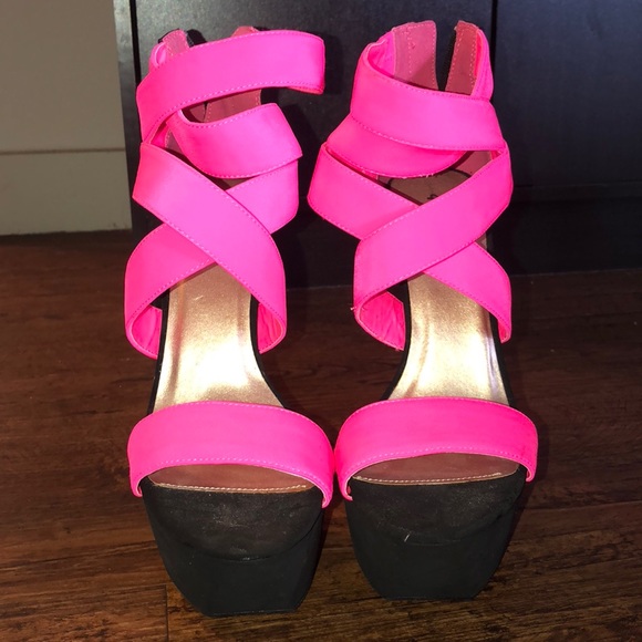 Pink heels! SOLD - Picture 2 of 5